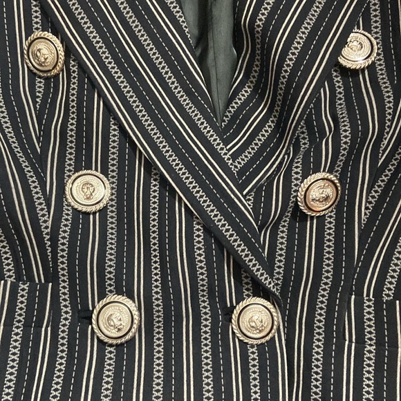 Beautiful, vesace blazer, no lowballs - Picture 4 of 12